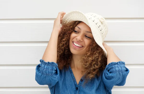 Belle femme portant un chapeau et souriant sur fond blanc — Photo