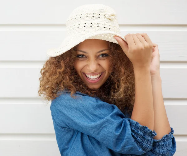 Pretty young woman wearing summer hat and laughing — Stock Photo, Image