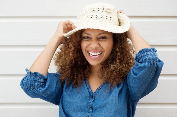 Alegre mujer despreocupada riendo y usando sombrero de verano — Foto de Stock