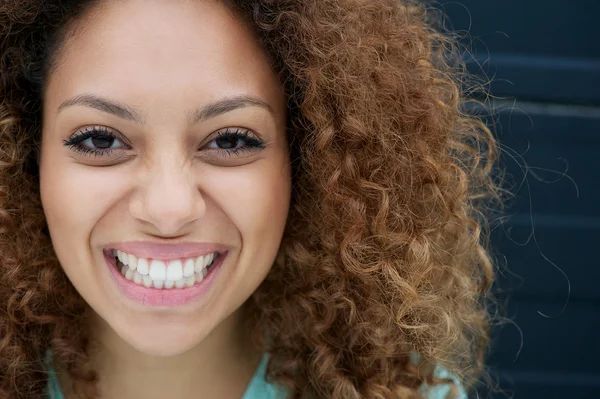 Portret młodej kobiety uśmiechający się wyrażenie zadowolony na twarz — Zdjęcie stockowe