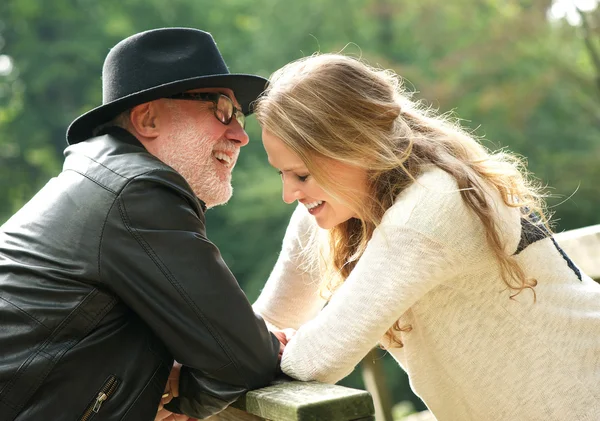 Feliz padre riendo con su hija al aire libre —  Fotos de Stock