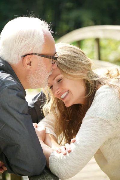 Portret van een gelukkig dochter permanent dicht bij de vader — Stockfoto