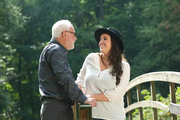 Retrato de un padre sonriendo con su hija al aire libre — Foto de Stock