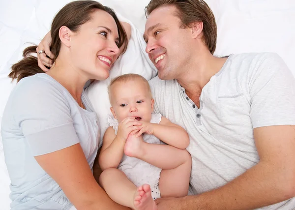 一个幸福的女人和男人微笑与可爱的小宝贝的肖像 — 图库照片