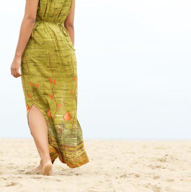 yalınayak kadın ileri Sahilde yürüyüş