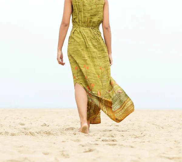 Retrato de uma mulher andando descalça na praia — Fotografia de Stock
