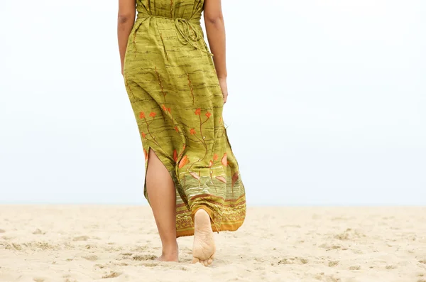 Retrato de uma mulher descalça andando na areia — Fotografia de Stock