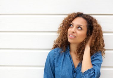 güzel bir genç kadın saç içinde el ile seyir