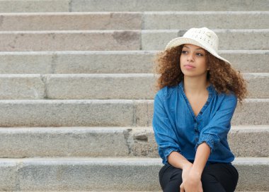 güzel bir kadın tek başına merdivenlere oturmak