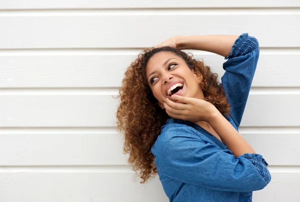 Retrato de una hermosa joven con expresión feliz —  Fotos de Stock