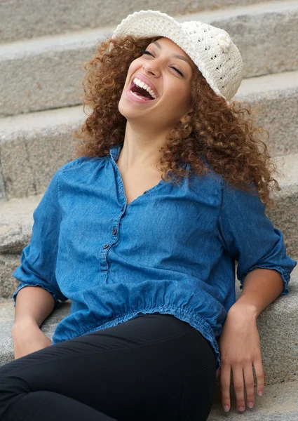 Mooie vrouw met vrolijke uitdrukking op gezicht — Stockfoto