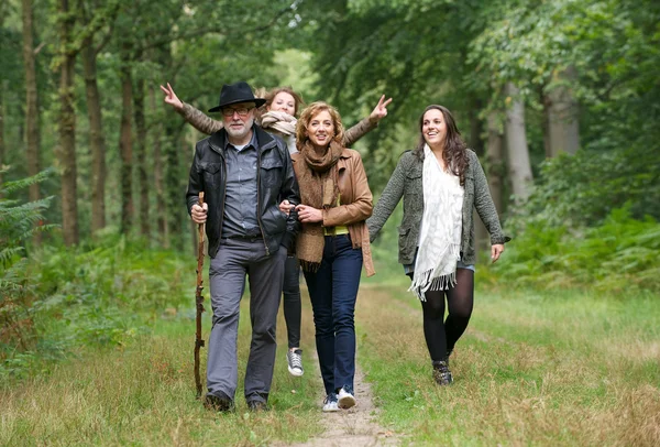 Família feliz andando na floresta — Fotografia de Stock