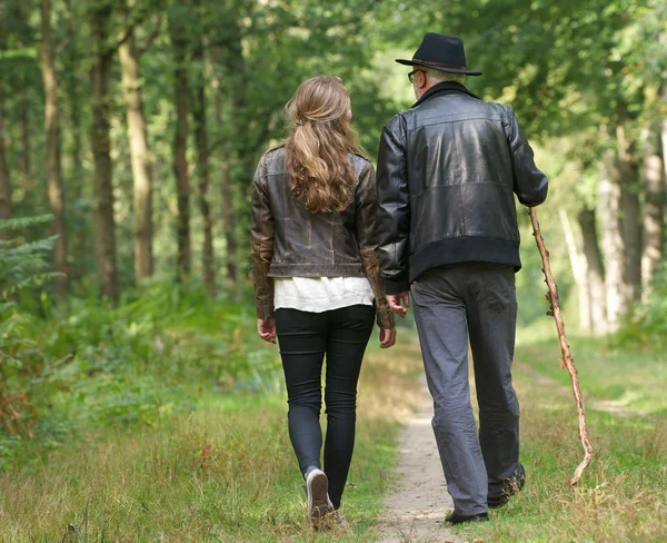 Отец и дочь идут по тропинке в лесу — стоковое фото