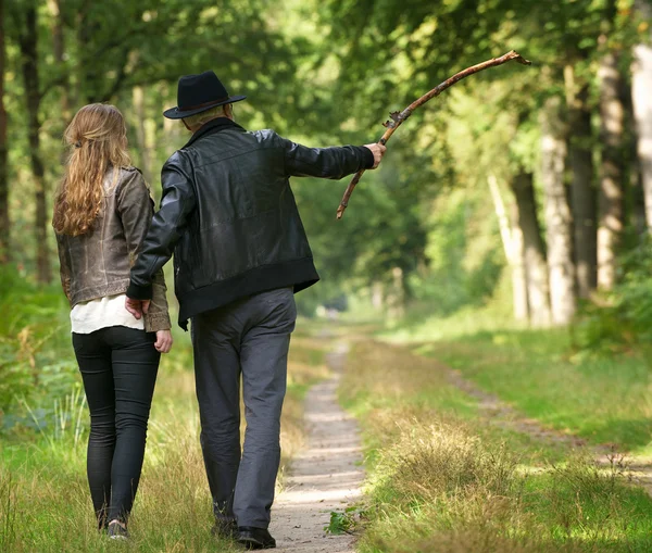 Отец гуляет по лесу с дочерью — стоковое фото