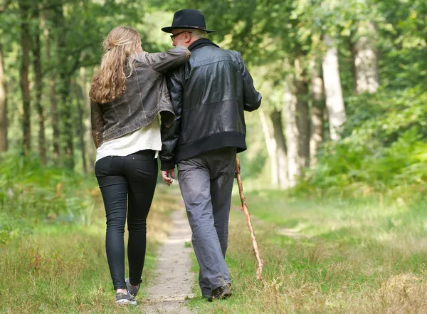 Far och dotter njuter av en promenad i skogen — Stockfoto