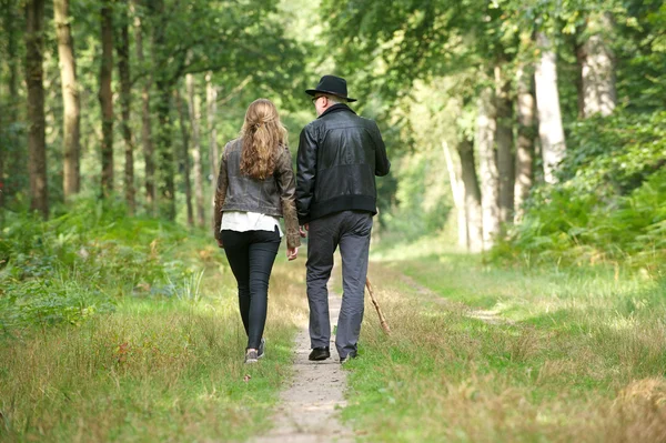 Padre caminando con su hija en el bosque —  Fotos de Stock