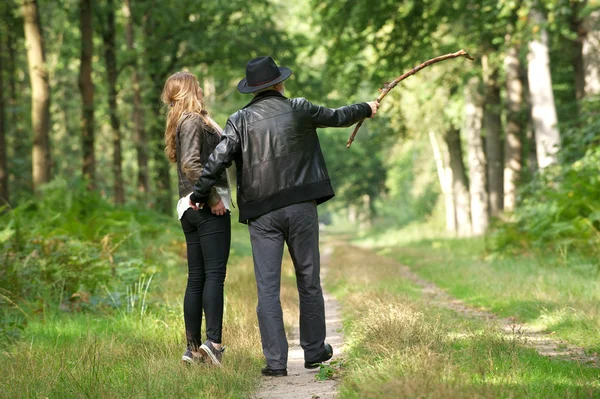 Baba ve kızı ormanın yürüyüş enjoying — Stok fotoğraf