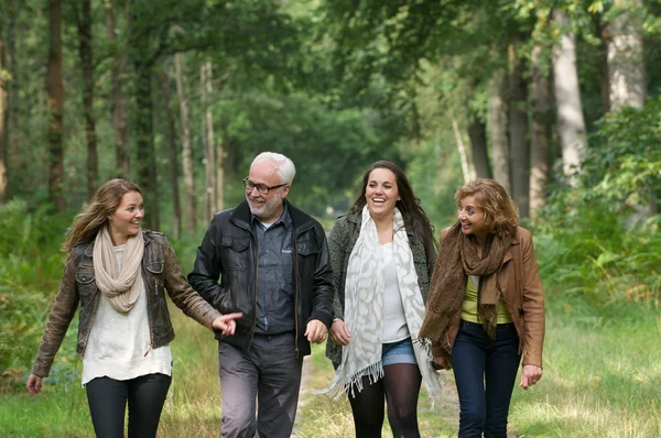 Família feliz andando na floresta juntos — Fotografia de Stock