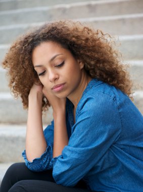 Yalnız açık havada oturup zarif bir genç kadının portresi