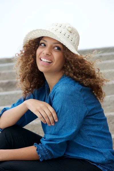 Portrait d'une jeune femme détendue assise à l'extérieur — Photo