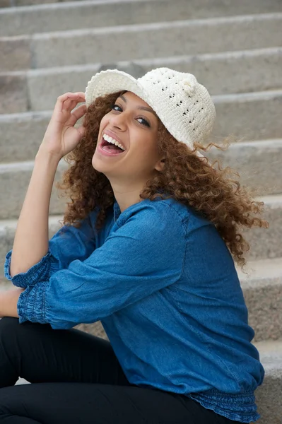 Atractiva joven riendo al aire libre —  Fotos de Stock