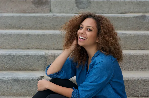 Portrait d'une jeune femme riant à l'extérieur — Photo