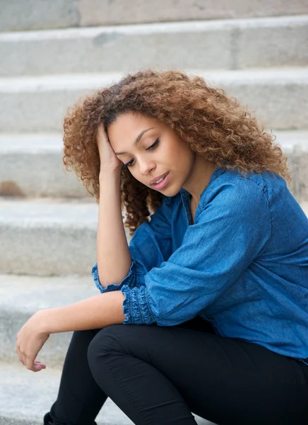 Jeune femme se détendre à l'extérieur avec la main dans les cheveux — Photo