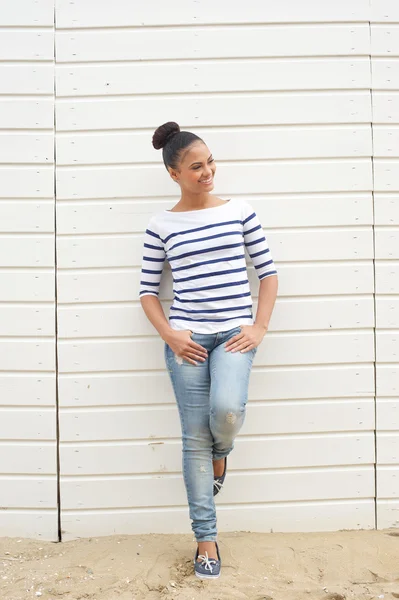 Portrait d'une jeune femme joyeuse se relaxant à l'extérieur — Photo