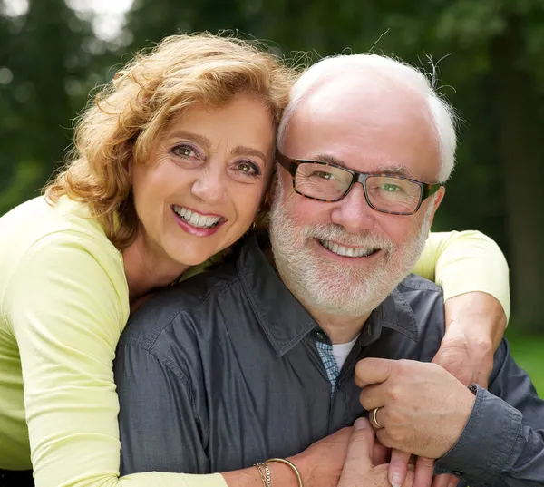 Retrato de un marido y una esposa felices sonriendo al aire libre —  Fotos de Stock