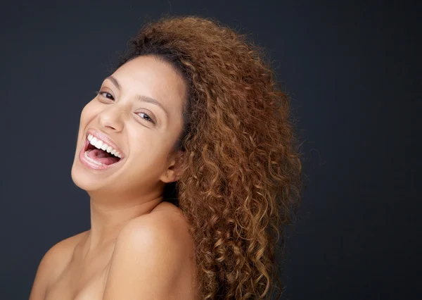 Vacker ung kvinna med nakna axlar skrattar — Stockfoto