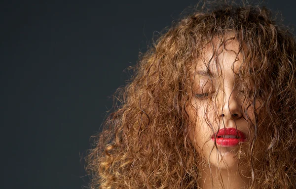 Retrato de um modelo de moda feminina com cabelo e olhos fechados — Fotografia de Stock