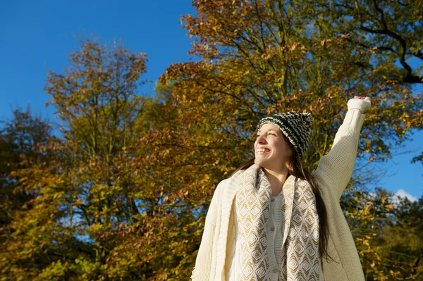 Boldog fiatal nő élvezi egy gyönyörű, őszi nap — Stock Fotó