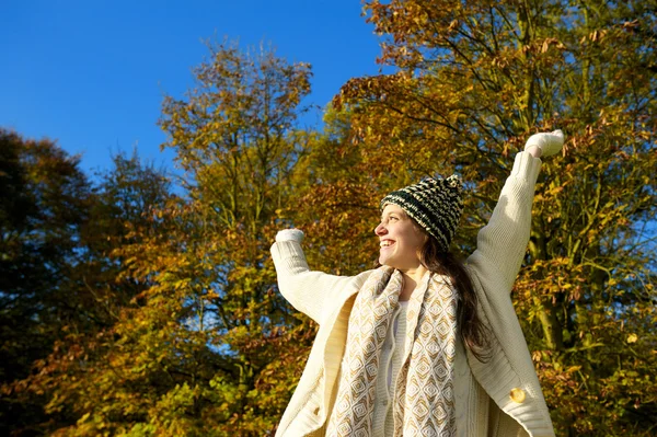 Mujer feliz sonriendo y disfrutando de un día de otoño al aire libre —  Fotos de Stock