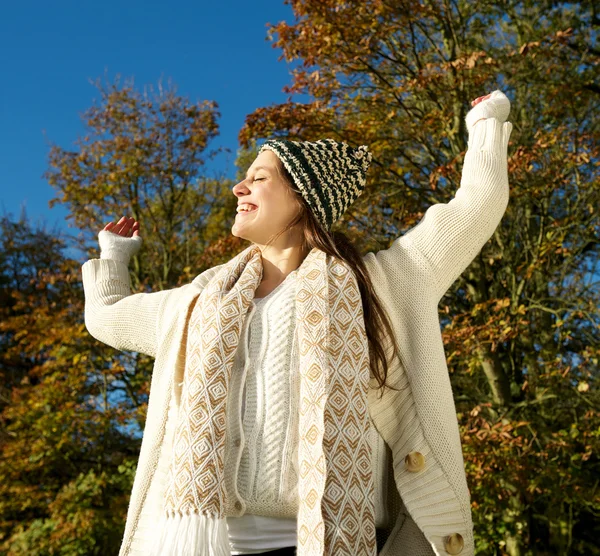 Junge Frau genießt einen sonnigen Herbsttag im Freien — Stockfoto