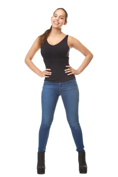 Портрет молодой женщины, улыбающейся в синих джинсах — стоковое фото
