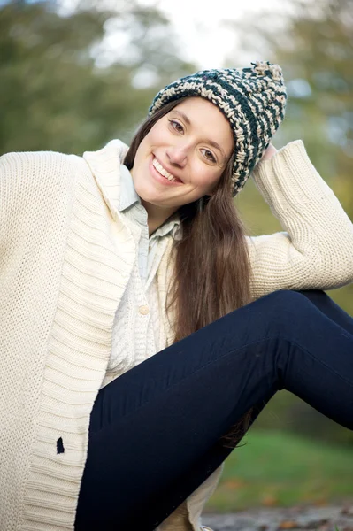 Feliz joven mujer relajándose al aire libre en un día de otoño —  Fotos de Stock