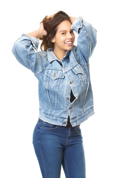 Linda chica sonriendo con las manos en el pelo usando jeans —  Fotos de Stock