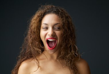 heyecanlı ve açık ağzı ile gülen genç kadın