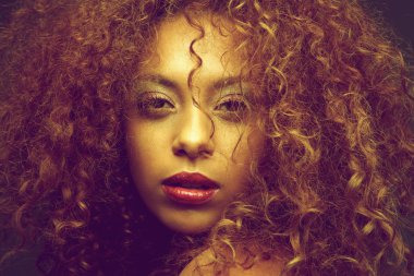 bir genç kadın manken kıvırcık saçlı güzellik portresi
