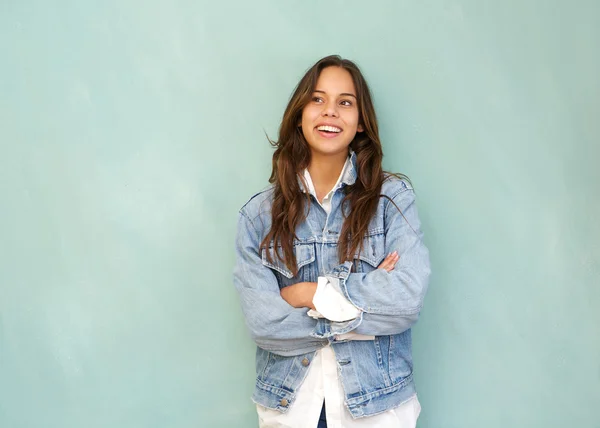 Portrait d'une jeune femme heureuse souriant dans une pose détendue et bras croisés — Photo