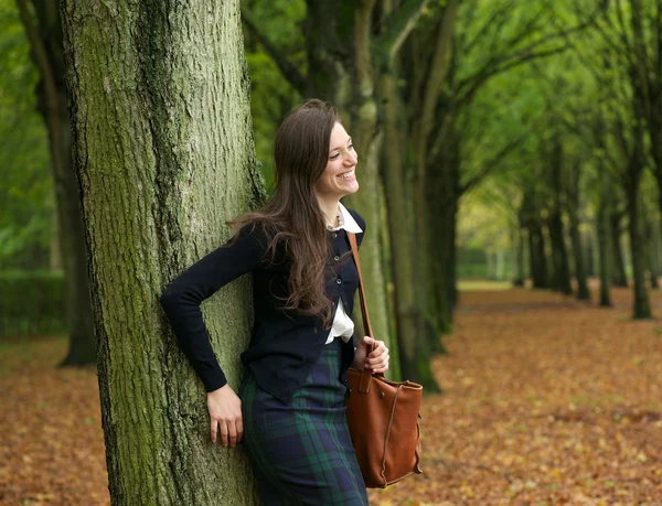 Mujer feliz de pie al aire libre y relajante en un día de otoño — Foto de Stock