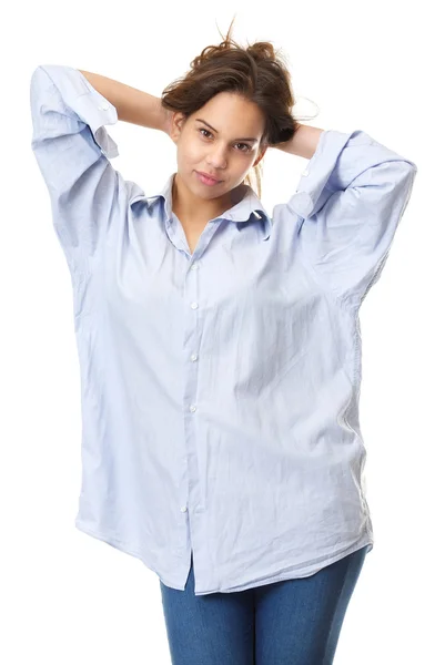 Giovane donna in jeans blu e camicia con le mani nei capelli — Foto Stock