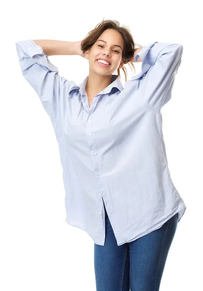 Avslappnad ung kvinna ler med händerna i håret — Stockfoto