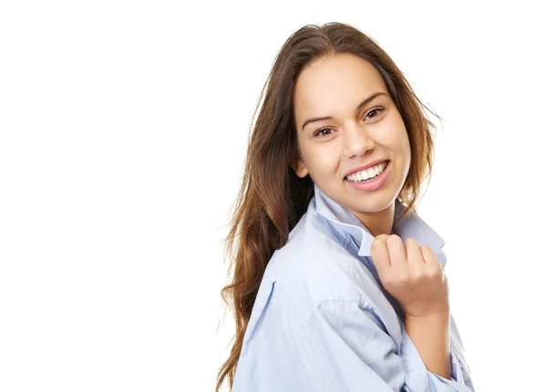 Retrato de una joven mujer sonriendo y sosteniendo la camisa — Foto de Stock