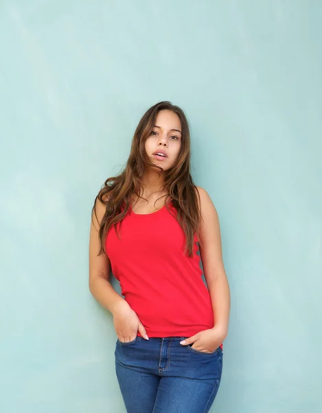 Jeune femme détendue debout à l'intérieur avec les mains dans la poche — Photo