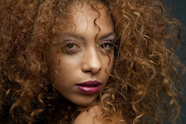 güzellik karşısında kadın manken