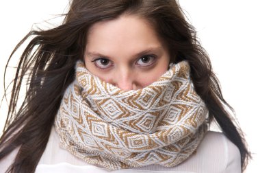 yüzünü kaplayan eşarp ile genç bir kadın portresi