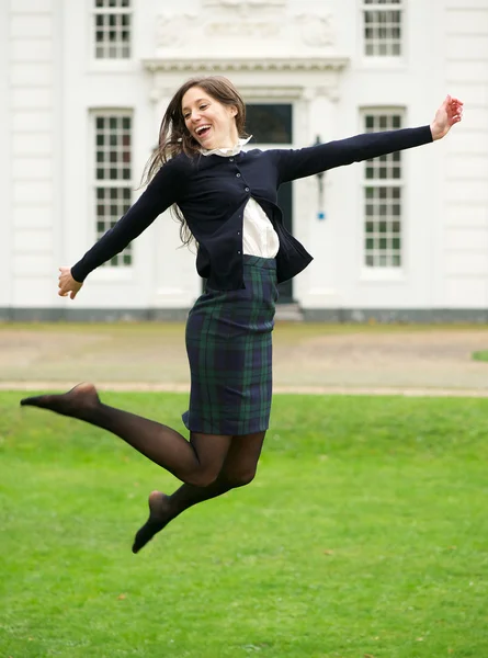 Despreocupado jovem mulher pulando ao ar livre — Fotografia de Stock