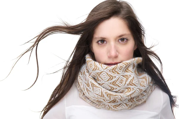 美しい若い女性は白い背景で隔離のスカーフ — ストック写真
