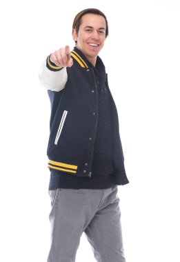 gülümseyen ve parmakla serin bir adam portresi